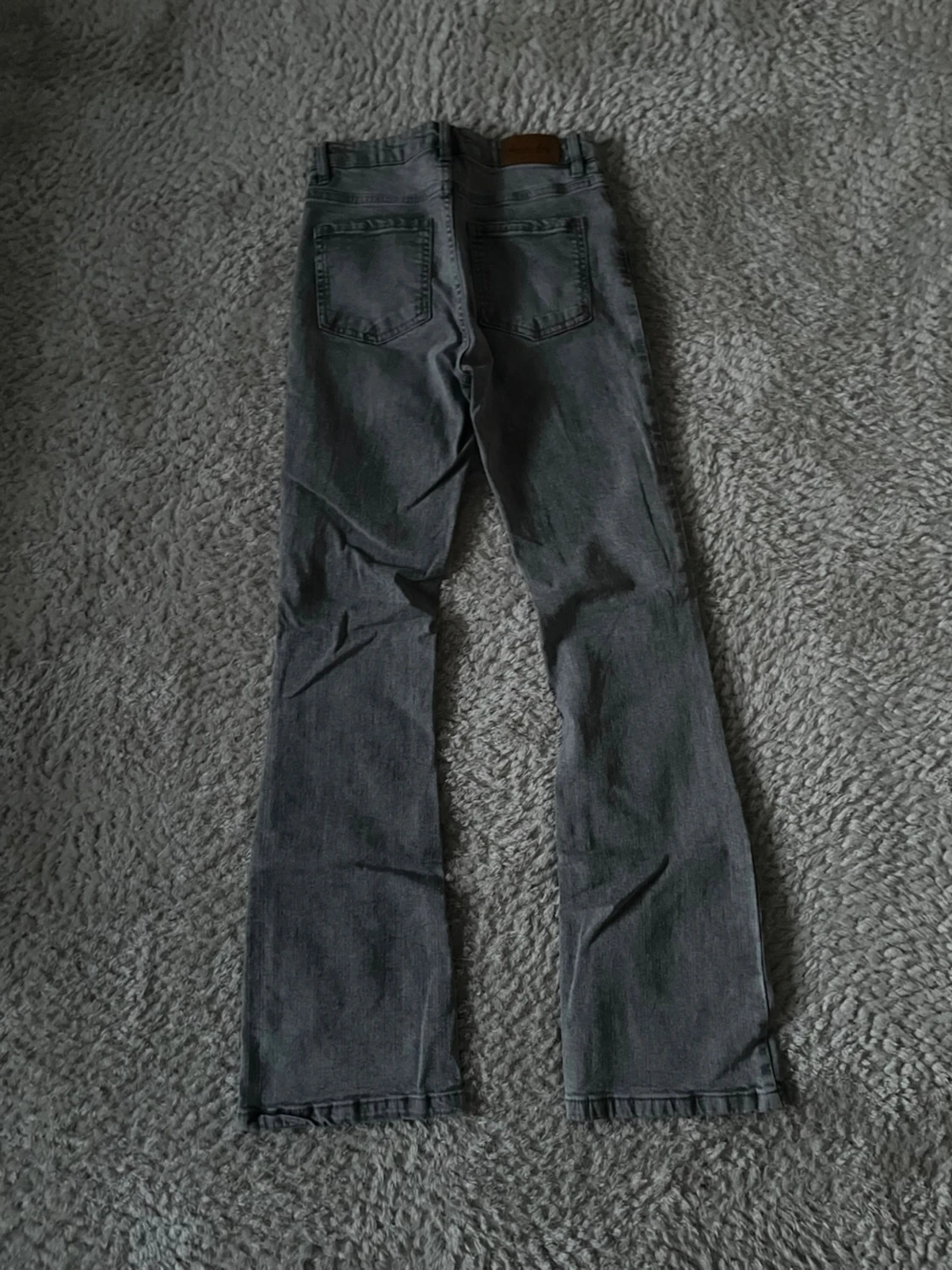 Grå bootcut jeans med medelhög midja - 1