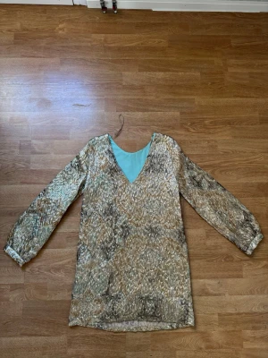 ZARA  trafaluc collection klänning  - Helt oanvänd ZARA trafaluc klänning som inte säljs längre. Med prislapp kvar. Är perfekt till sommaren. För frågor skriv privat.