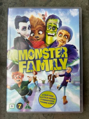 Monster family dvd - DVD-film med "Monster Family". Textning finns på danska, svenska, norska och finska. Speltid är 88 minuter. Rekommenderas från 7 år.  Finns på språk: Svenska, Danska, Norska, Finska   OBS!! skivorna är begagnade så det kan förekomma repor/hairlines på skivorna, men då jag kollar igenom alla filmer jag säljer garanterar jag att alla funkar felfritt om inget annat står! :)