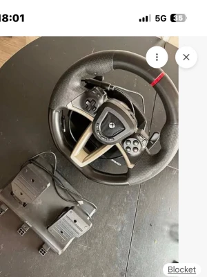 Ratt och pedaler till pc och XBOX  - Säljer en svart ratt med röda detaljer och tillhörande pedaler för pc och XBOX . Ratten har greppvänligt material och pedalerna är i plast. Perfekt för racing- och bilspel för en mer realistisk spelupplevelse.