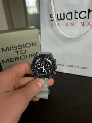 Omega moonswatch. Misson to mercury. - En väldigt snygg klocka från omega x swatch collaben. Misson to mercury. Box och påse ingår. Mycket bra skick! 