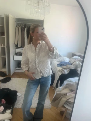 Randig volangskjorta med knappar - Snygg randig trekvartsärmad skorta 