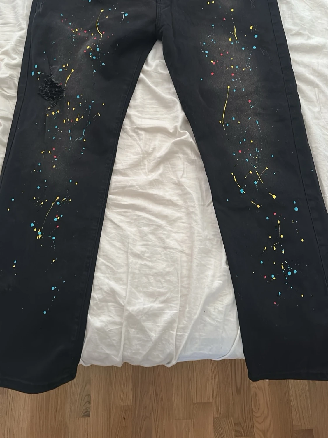 Svarta jeans med färgstänk