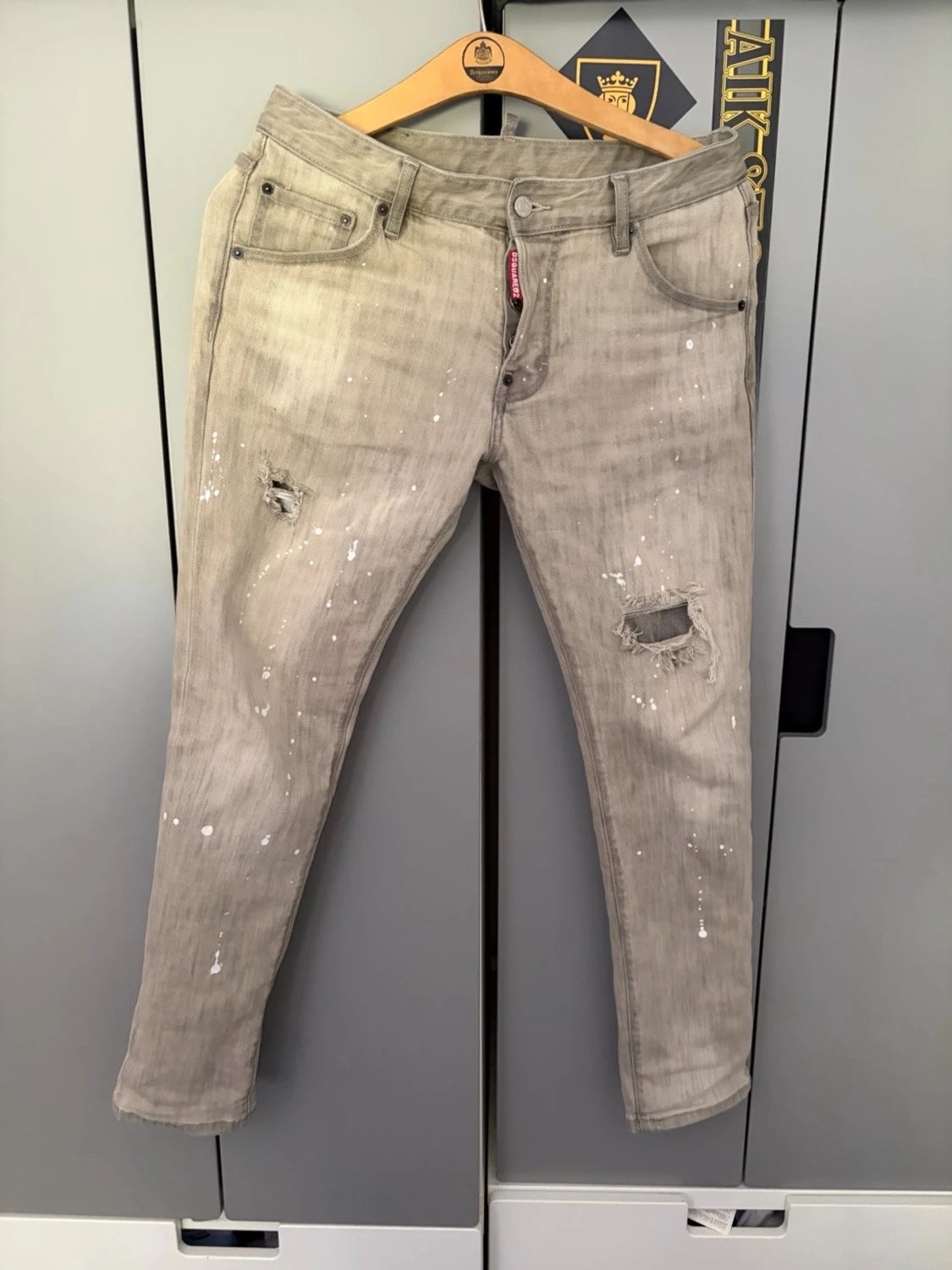 Grå distressed jeans från Dsquared2