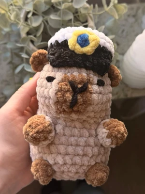 Virkad student hänge  - Varför ge bort en tråkig från affären när du kan ge bort denna urgulliga virkade capybaran😍 djuret är Ca 15cm långt💛💙