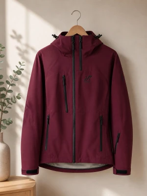 Vinröd vindjacka från RevolutionRace - Snygg vinröd vindjacka från RevolutionRace med svart dragkedja, flera praktiska fickor och justerbar huva. Jackan har en sportig look och är tillverkad i slitstarkt material som står emot vind. Perfekt för utomhusaktiviteter och vardagsstil.