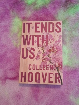 It Ends With Us - Colleen Hoover - 🩷Säljer It Ends With Us av Colleen Hoover.  🩷Helt oläst, endast stått i bokhyllan.   📦 Skickas snabbt 💬 Hör av dig om du har frågor!