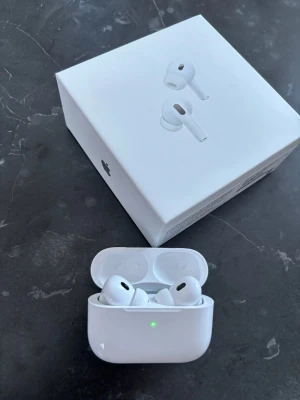 Apple airpods pro (2nd gen) -    Som rubriken lyder säljer jag mina Apple AirPods Pro (2nd Gen)  Köpta förra sommaren och har legat sedan dess i lådan. Testade i 10 minuter funkar utmärkt. Säljer dom för att dom inte kommer till användning då jag använder headset. Nypris betalde jag 2499:-