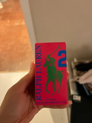 Ralph Lauren Big Pony 2 Parfym - ALDRIG använd bara öppnad, råkade köpa två så säljer denna. Orginal pris på 50 ml 700 kr. Ralph Lauren Big Pony 2 Eau de Toilette för kvinnor. Parfymen kommer i en färgstark rosa kartong med blå och gröna detaljer samt en stor siffra 2. Förpackningen rymmer 40 ml. 🥰🥰
