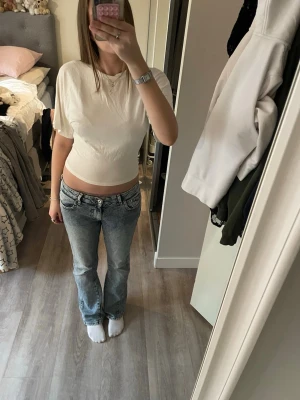 Vit t-shirt Lager157 - En basic vit t-shirt från 157 i storlek XS. T-shirten har en klassisk rund halsringning och är tillverkad i mjuk bomull. Perfekt för en enkel och clean look.