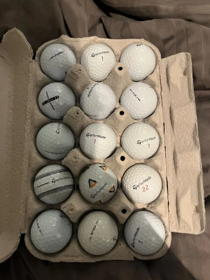 15 st Taylormade mix. Hälften TP5:or - Begagnade Golfbollar från TaylorMade, flera olika modeller som TP5 och TP5x. Bollarna har klassisk rund form och är tillverkade i slitstarkt material. Perfekt val med tanke på naturen för att de återanvänds!♻️OBS inte tvättade! 
