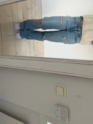 Ljusblå jeans med hål - Säljer dessa snygga ljusblåa lite baggy jeans från Zara med flera hål i! Pris kan diskruteras och skriv för fler bilder❤️