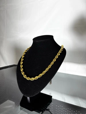 Cordel halsband i 18K guldpläterat - Sick 10/10.                                                                 Helt nytt halsband från Nordic Smycket, produckten har aldrig använts. Halsbandet är 60cm lång och 8mm bred, samt är den guldpläterat i 18K som innebär att endast yttersta lagret är i guld.