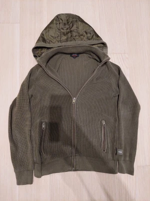 Sällsynt Indicode cardigan mörk görn - snygg perfect för vår sommar höst och är inte sönder någon stans den är som NY. Är i mörk grön.