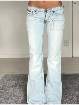 Cars jeans - Säljer mina ABSOLUTA favoritjeans (köpta för 1000kr)❤️Snygga ljusblå jeans från Cars med bootcut passform och låg midja. Jeansen har klassiska fem fickor, dragkedja och knapp framtill samt coola kontrastsömmar och broderade bakfickor. Perfekta för dig som gillar retrovibbar och relaxed stil.