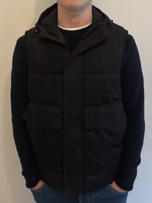 Väst med luva - - Condition: 8/10 - Color: Svart - Size: M