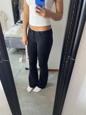 Svarta lågmidjade jeans - Jag säljer ett par svarta lågmidjade jeans från veromoda. De är storlek S och passar mig som 170cm perfekt i längden. Midjemått: 33cm  innerbenslängd: 82cm🩷