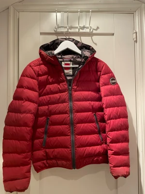 Colmar jacka - Röd colmar jacka storlek 46 motsvarar ungefär s lite fläckar från smuts går bort i tvätten