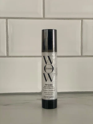 Color Wow Pop & Lock High Gloss Finish - Color Wow Pop & Lock High Gloss Finish är ett glansgivande serum för håret i en genomskinlig plastflaska med svart lock. Produkten ger extra glans och skydd till håret och innehåller UV-skydd. Flaskan rymmer 55 ml.