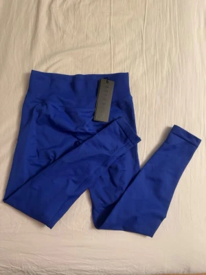 Blå tights från Relode aura kollektionen  - Snygga blå seamless tights från Relode från deras populära aura kollektion. scrunch-detalj bak. Dom är aldrig använda och lappen sitter till och med kvar. Säljer dom då dom inte ha kommit till användning då jag har ett till par blåa. Nypris 699kr