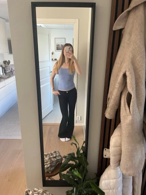 Ljusblå ribbad linnetopp - Säljer en ljusblå ribbad linnetopp med smala axelband. Linnet är från Gina i storlek XS. Endast använd ett fåtal gånger. Jätteskön! 