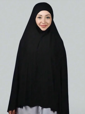 Svart khimar med hel täckning - Säljer en svart khimar med hel täckning som är enkel och stilren. Khimaren har en klassisk form och faller mjukt över axlar och överkropp, den har inga band men är tillverkad som en hel khimar och den är lätt att ta på sig och ser jätte fint ut. Perfekt för dig som vill ha en diskret och tidlös accessoar. Materialet är troligtvis polyester eller bomull. 🕋