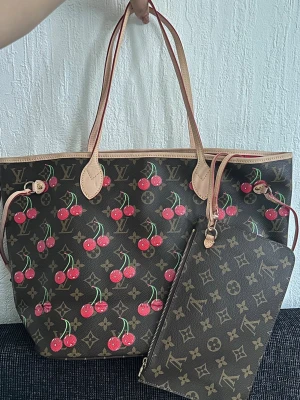 Tote bag with cherry design  - Really good condition the cherry stickers has a bit of tipping off but when it has been taken off you’ll still get the normla design just without the cherry. no other big issue than that❤️ good quality