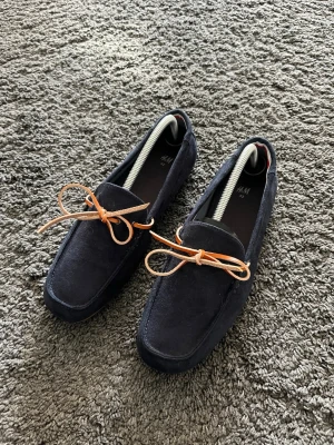 Mockasiner från H&M helt nya  - Riktiga snacka mockasiner från H&M, aldrig använda. Storlek 42