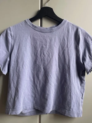 Croppad t-shirt - Färgen är mörkare i verkligheten 💕