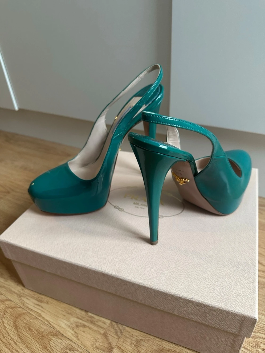 Petrol lackpumps från Prada - 4