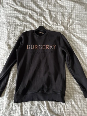 Burberry Tröja - Burberry tröja, helt okej använd (bra skick). Storlek S. Fraktar och möts upp.