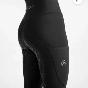 Svarta leggings från Alequi - säljer mina helskodda ridleggins från ALEQUI🖤 använt max 5 gånger storlek S (lite små i storleken) ordinarie pris 799