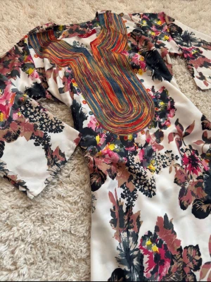 Abaya / jelabya  - Fin abaya / jelabya med fina färger och mönster, har flera stycken av denna modell i storlekarna 1 vilket motsvarar S - M och 2 vilket motsvarar L. Hör av er om vilken storlek som önskas🤍