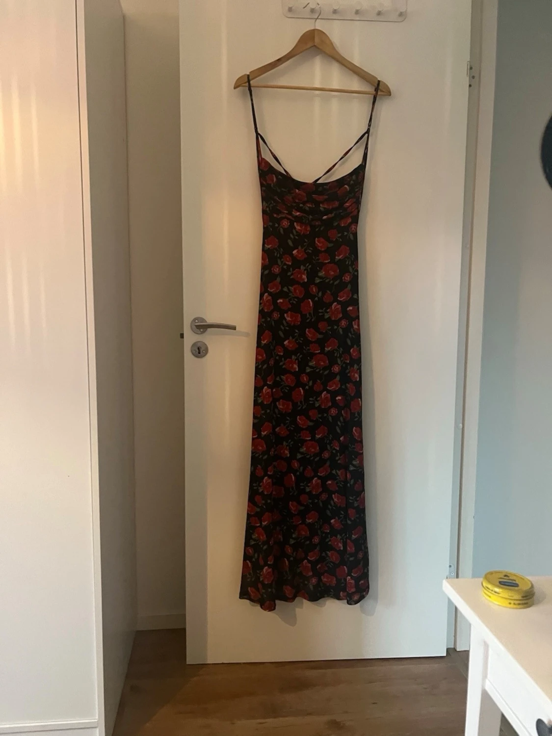 Svart långklänning med röda rosor - 1