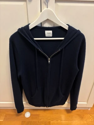 Kashmir hoodie från John Henric  - Schysst kashmir hoodie ifrån John Henric i en mörkblå färg, i 100% Kashmir och storleken är M men passar även S.Pris är förhandlingsbart så det är bara att buda på 
