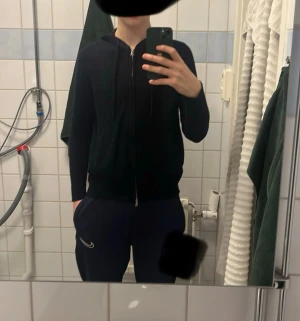 Mörkblå Kashmir zip - Hej säljer min mörkblåa Kashmir zip då den börjar bli lite liten. Riktig fet zip som är skön på sommarkvällar om du vill ha en lite fräschare tröja 