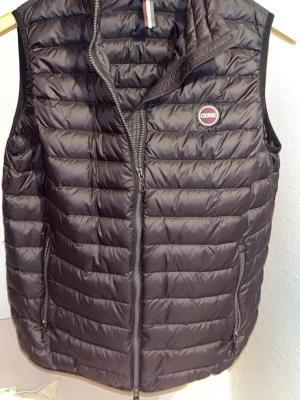 Svart dunväst från Colmar - Snygg svart dunväst från Colmar storlek 170 (xs,s) stilren till sommaren säljer pga för liten kontakta vid minsta lilla fundering!