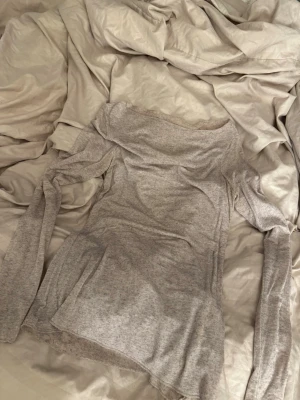 Beige långärmad topp Intimissimi  - Beige långärmad topp från Intimissimi med enkel och stilren design. Tillverkad i mjuk bomullsmix som känns skön mot huden. Perfekt basplagg med normal passform och rund halsringning.💗