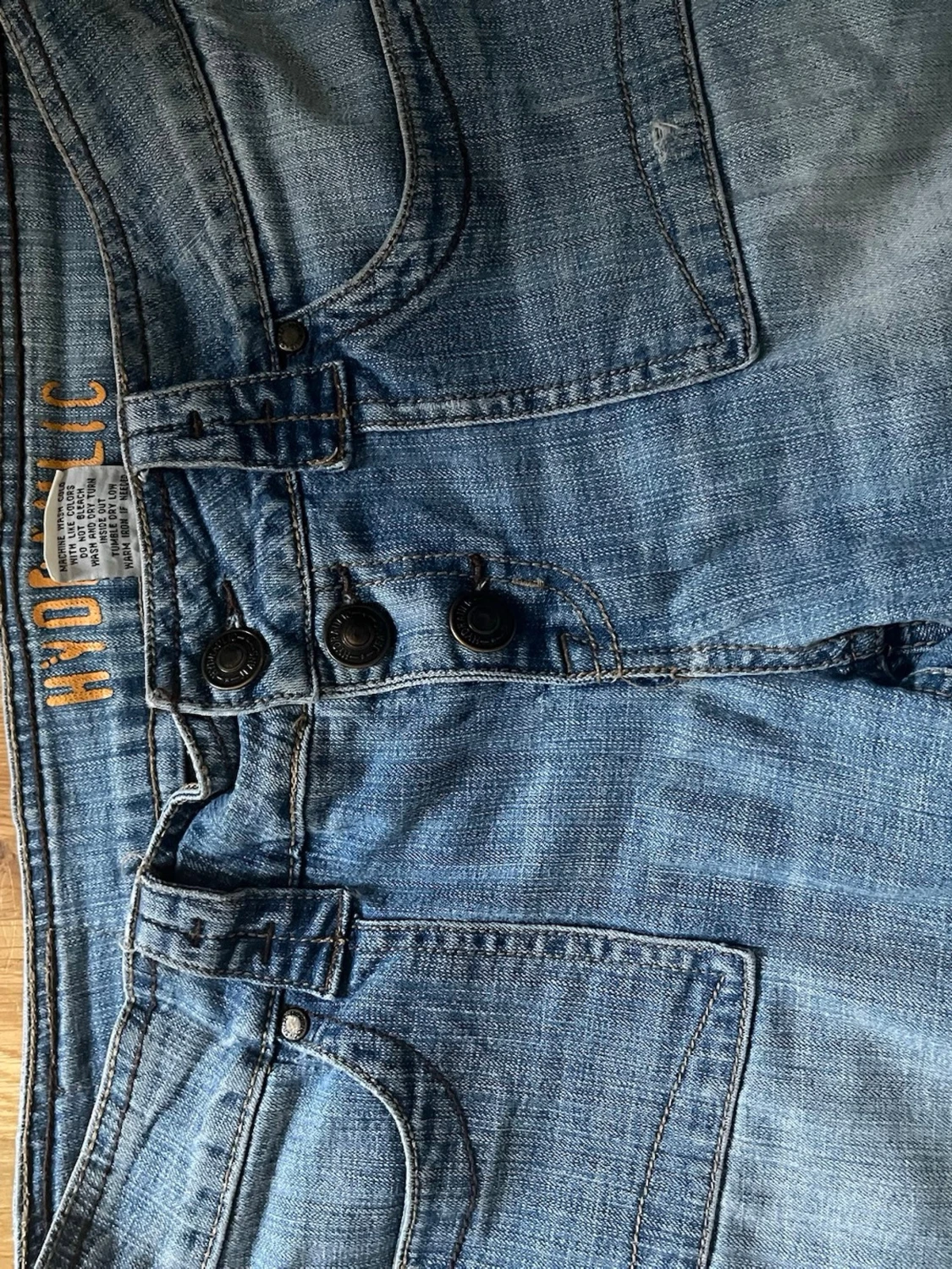 Ljusblå bootcut jeans med fickdetaljer - 2