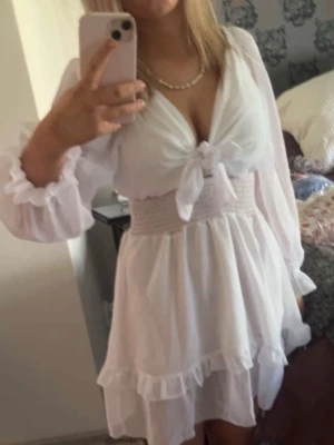 Vit klänning - Jätte fin vit klänning. Perfekt för tillfällen såsom midsommar, white party eller studenten! Bra skick. Köpt för 1200kr original pris