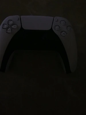 Vit och svart PS5 DualSense handkontroll - Säljer en helt ny ps5 kontroll köpt i oktober men knappt använd ingen stickdrift eller något helt fungerande kan gå ner i pris vid snabb affär