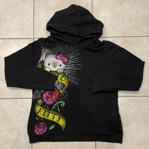 Hello Kitty Ed-Hardy  - Ed-Hardy style Hello Kitty hoodie! Står M men passar mer som en S💕
