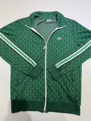Lacoste Zip hoodie  - Väldigt bra skick//Fina mönster//Size M//Knappt använd tröjan är som en helt ny tröja//Skriv vid minsta fundering🤝