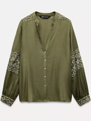 Zara blus - Säljer min blus ifrån Zara, storlek M, aldrig använd och tags finns kvar, köpt för 379kr, jättenajss inför våren!! 