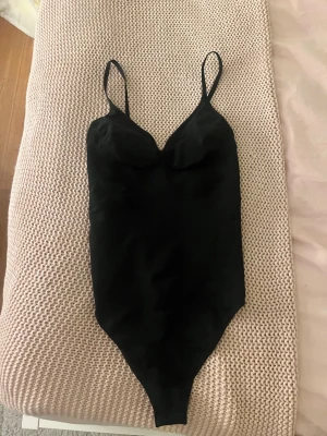 Svart body  - Snygg svart body från H&M i Stl S! Helt ny endast testad!!🥰