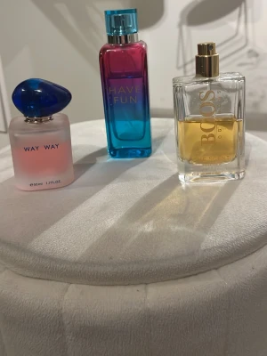 Tre parfymer: Way Way, Have Fun, Boss - Säljer tre olika parfymer: Way Way i en rosa glasflaska med blått lock, Have Fun i en blå-rosa glasflaska med blått lock och Boss The Scent i en genomskinlig fyrkantig flaska med guldigt lock. Perfekt för dig som gillar att variera doft.