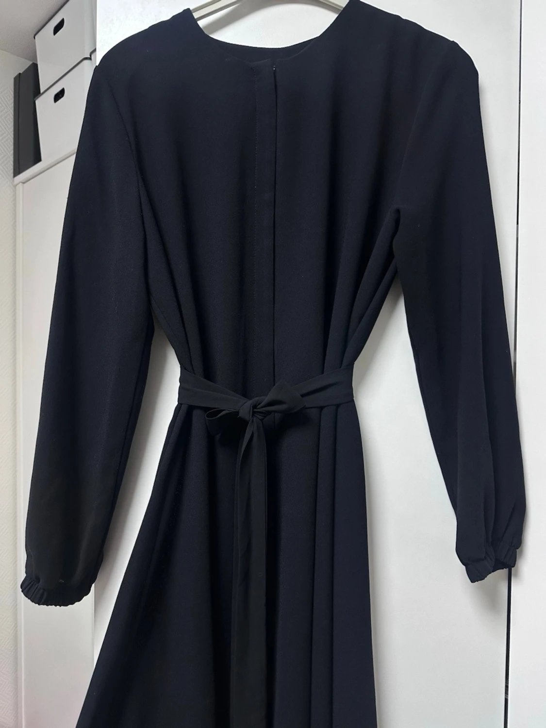 Svart långklänning med bälte  - 1