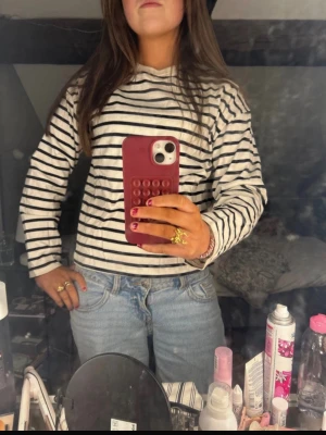 Randig långärmad tröja  - Säljer en vit långärmad tröja med svarta ränder. Bara använd lite och har en pytteliten fläck (bild 5) inget som läggs märke till!🥰 Från Zara kids storlek 164 men passar xs/s💞