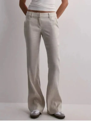 Lpgmidjade Beiga linnebyxor - Säljer dessa lpgmidjade beiga linnebyxor i kostymstil, aldrig använda! Lägg gärna ett bud💕