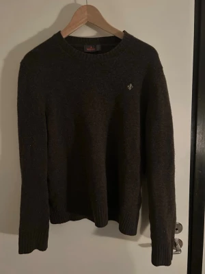 Brun morris tröja i merinoull - Väldigt bra skick. Använd ett fåtal gånger. Inget slitage. 100% merinoull. Mörkbrun Morris stickad tröja. Nypris ligger på ungefär 1000kr